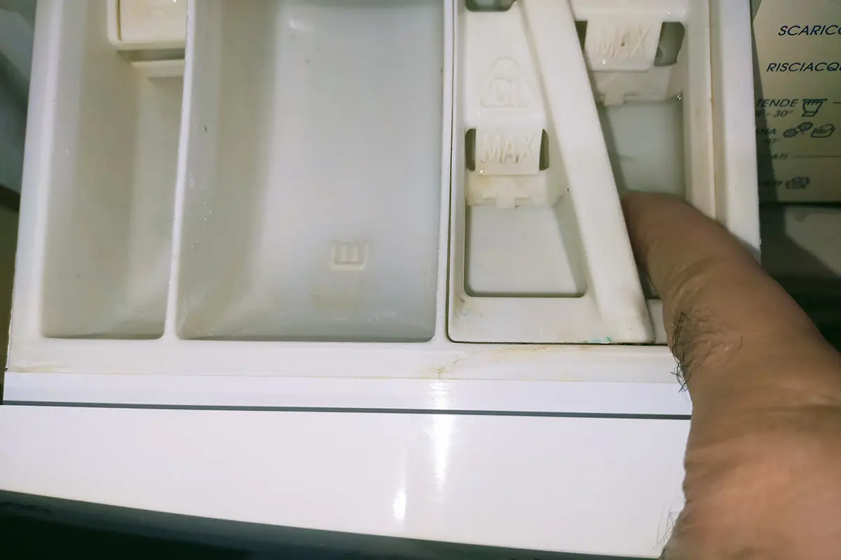 acqua nel cassetto ammorbidente lavatrice