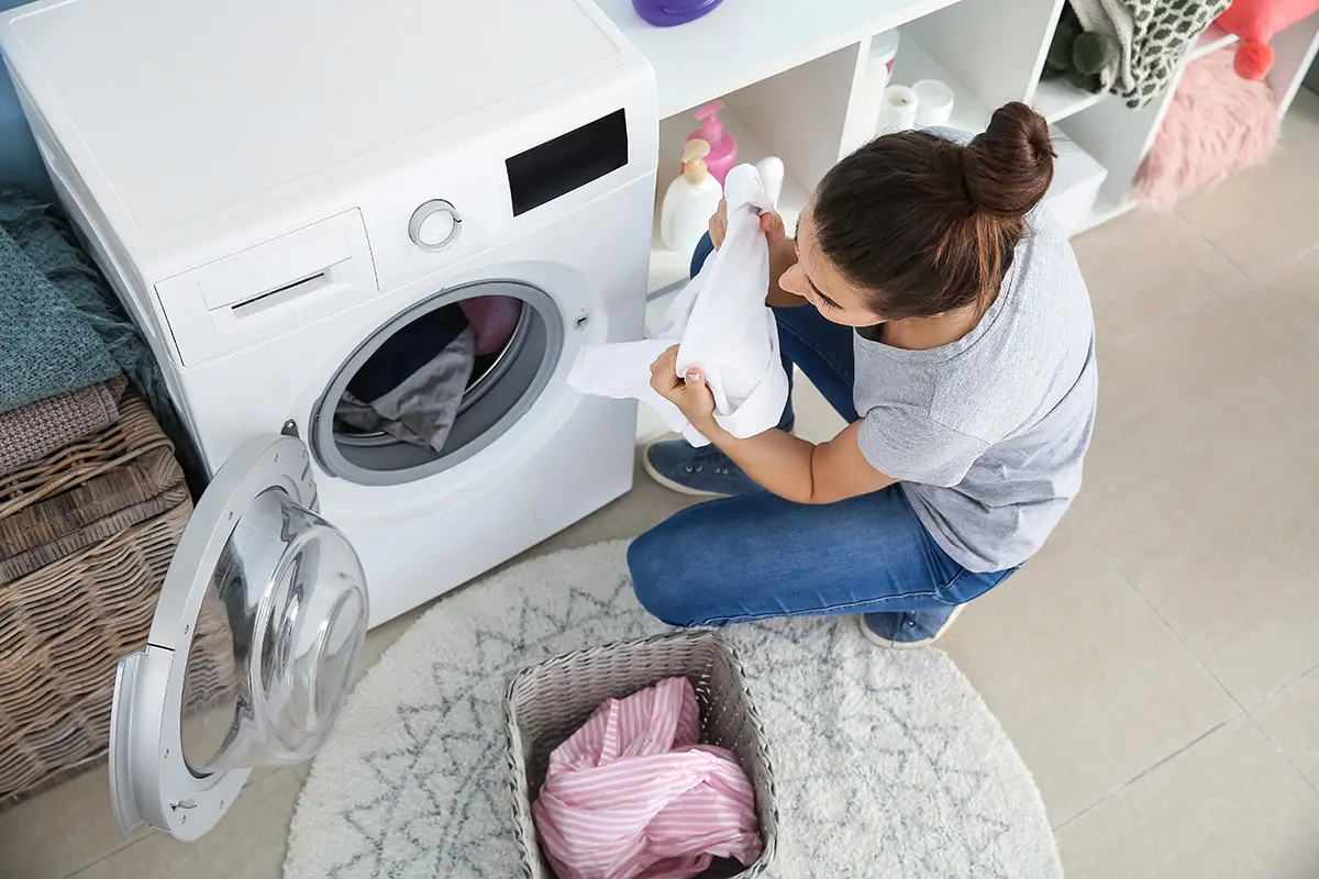 Cosa bisogna fare se la lavatrice puzza di fogna o muffa: perché succede e  come pulirla