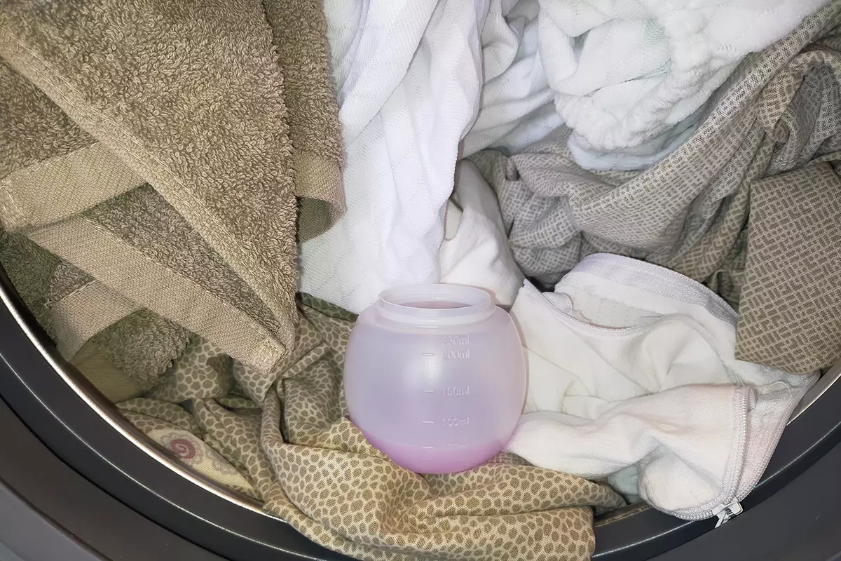 detersivo liquido nel cestello lavatrice con sfera bucato